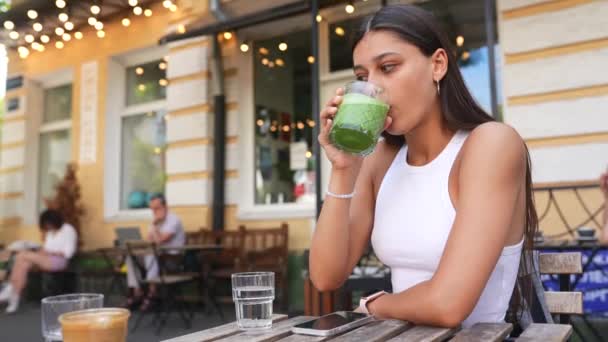 Woman Cafe Drinks Green Drink Ice Latte — Vídeo de stock