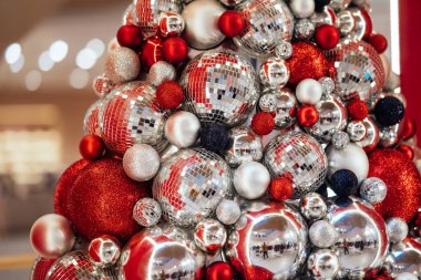 Değerli süslemelerden yapılmış Noel ağacı.