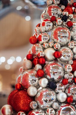 Değerli süslemelerden yapılmış Noel ağacı.