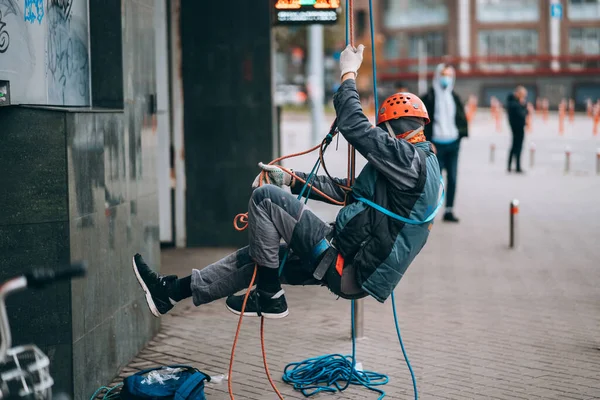 Industrial Climber Uniform Helmet Rises Outdoor — Foto de Stock