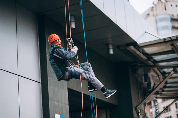 Industrial Climber Uniform Helmet Rises Outdoor — Photo