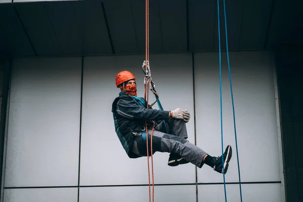 Industrial Climber Uniform Helmet Rises Outdoor — Foto de Stock