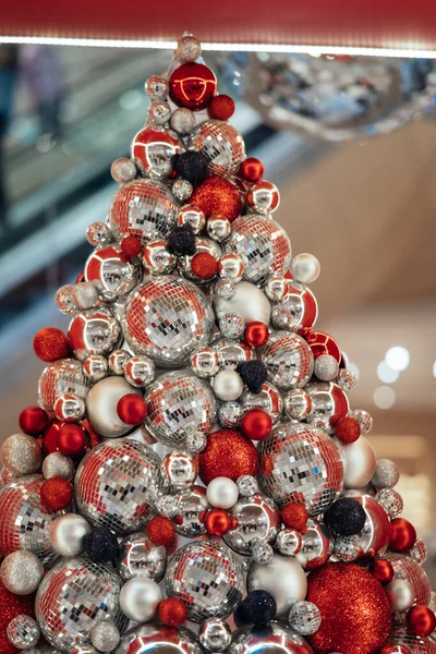 Değerli süslemelerden yapılmış Noel ağacı.