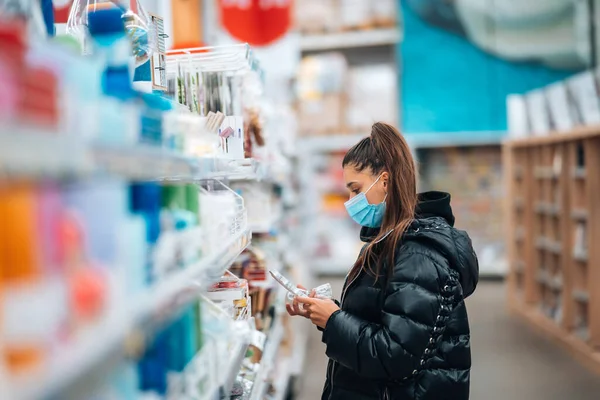 Junge Frau Mit Mundschutz Kauft Supermarkt Ein — Stockfoto