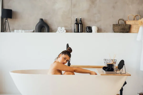 Piękna Młoda Kobieta Bierze Kąpiel Domu — Zdjęcie stockowe