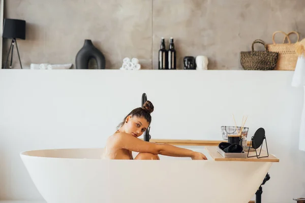 Mujer Bastante Joven Tomando Baño Casa — Foto de Stock