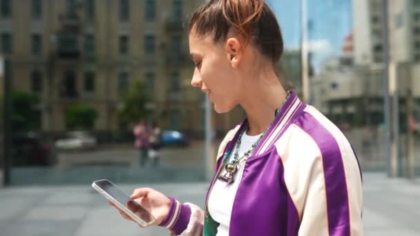 Close Smiling Brunette Girl Who Communicates Video Call Background Street — 비디오