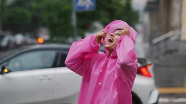 Young Smiling Woman Pink Raincoat Street While Enjoying Walk City — ストック動画