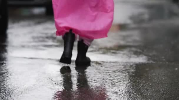 Woman Pink Raincoat Street Walk City Rainy Day — ストック動画
