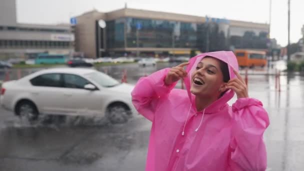 Jonge Lachende Vrouw Met Een Roze Regenjas Straat Terwijl Geniet — Stockvideo