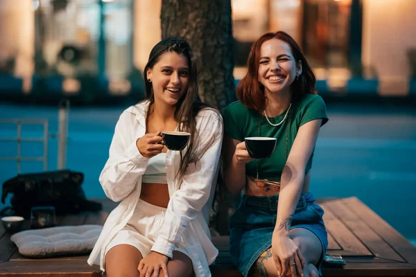 Mejores Amigos Hablando Pasar Tiempo Juntos Mientras Están Sentados Banco —  Fotos de Stock