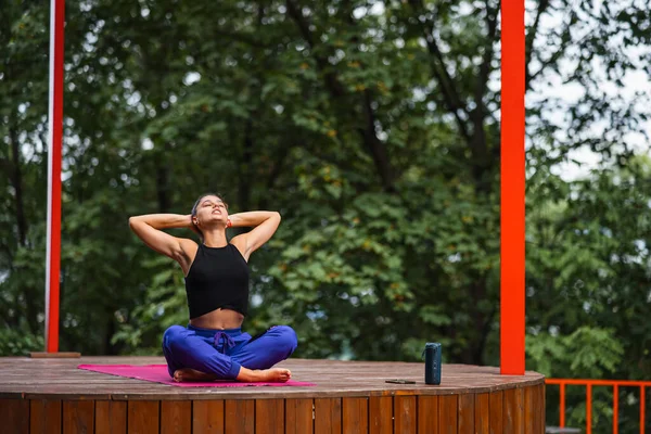 Mujer Joven Está Practicando Yoga Sentado Posición Loto Podio Madera —  Fotos de Stock