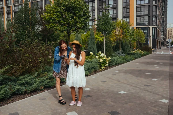 Due Turisti Con Telefono Una Strada Della Città — Foto Stock