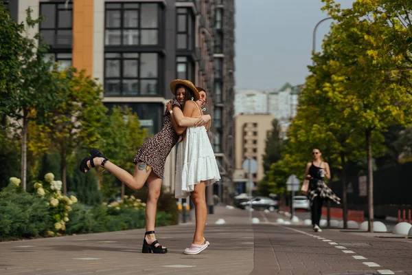 Encontro Dois Amigos Abraçando Rua — Fotografia de Stock