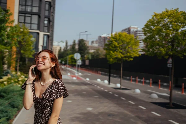 Güzel Bir Kadın Elinde Akıllı Telefonuyla Caddede Yürüyor Modern Şehir — Stok fotoğraf