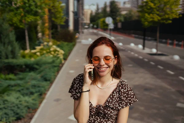 Mulher Bonita Está Andando Pela Rua Com Smartphone Suas Mãos — Fotografia de Stock