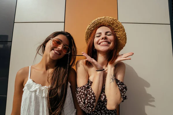 Dos Jóvenes Atractivas Jugueteando Aire Libre Concepto Humor Lúdico Verano — Foto de Stock
