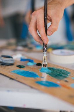 Resim sınıfında el boyaları palette.