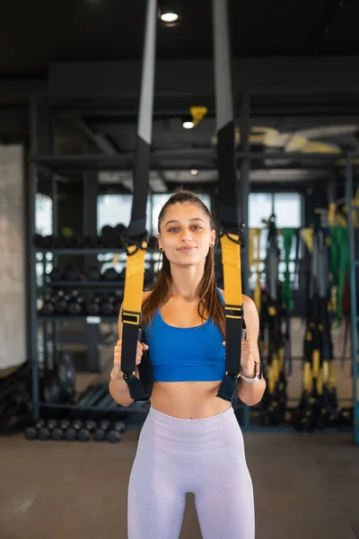 Junge Athletische Frau Mit Perfektem Körper Sportbekleidung Bei Übungen Mit — Stockfoto