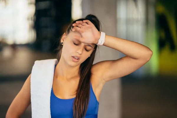 Mujer Joven Saludable Relajada Después Entrenar Gimnasio Mujer Descansando Después —  Fotos de Stock