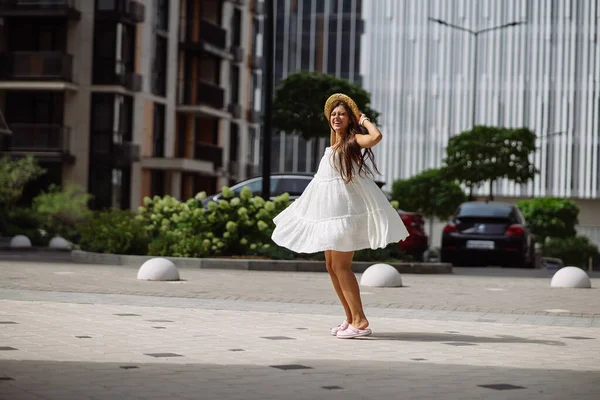 Joven Sexy Hermosa Mujer Bonita Vestido Blanco Caminando Calle Ciudad —  Fotos de Stock