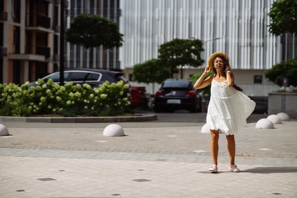 Wanita Cantik Seksi Muda Dengan Gaun Putih Berjalan Jalan Kota — Stok Foto