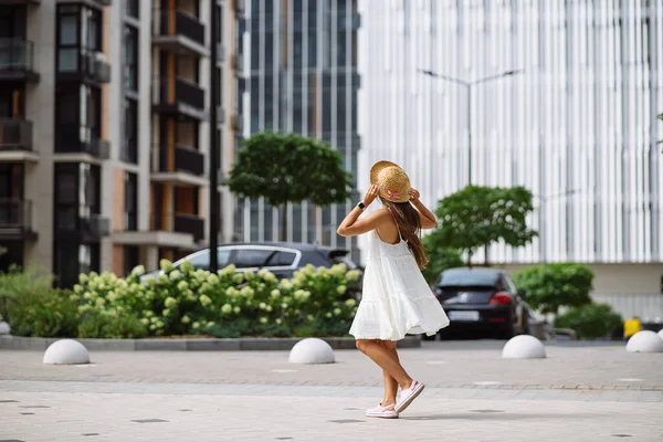 Молодая Сексуальная Красивая Женщина Белом Платье Ходит Городской Улице — стоковое фото