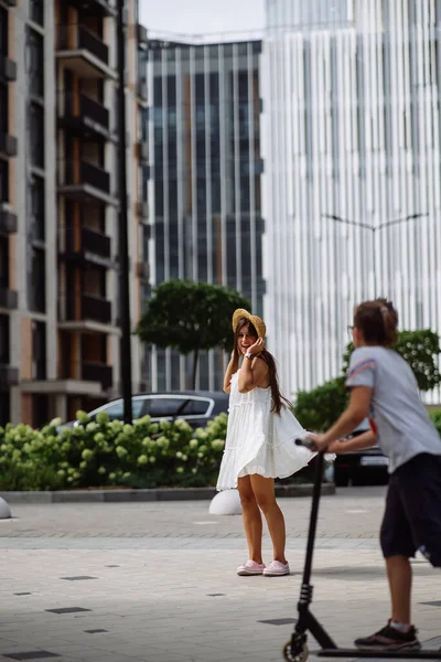 Νέοι Σέξι Όμορφη Γυναίκα Λευκό Φόρεμα Πόδια Στο Δρόμο Της — Φωτογραφία Αρχείου