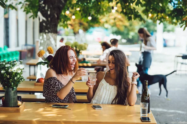 Δύο Νεαρές Όμορφες Κοπέλες Που Μιλάνε Ένα Υπαίθριο Καφέ Κουτσομπολεύουν — Φωτογραφία Αρχείου