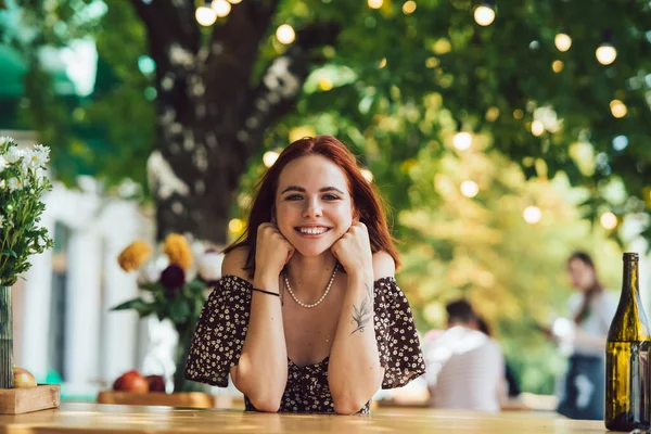 Close Portrait Two Female Friends Laughing Drinking Coffee Terrace Summer — Stock Photo, Image