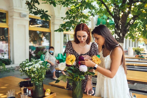 Dvě Mladé Ženy Přijímají Objednávky Připravují Překrásnou Slavnostní Kytici Floristry — Stock fotografie
