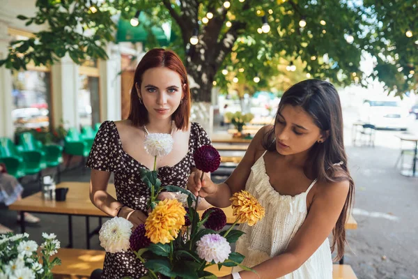 Zwei Junge Frauen Nehmen Bestellungen Entgegen Und Formen Einen Schönen — Stockfoto