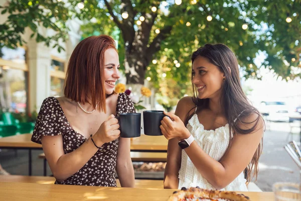 Dois Amigos Bebendo Café Mulheres Clinking Com Xícaras Café Conceito — Fotografia de Stock