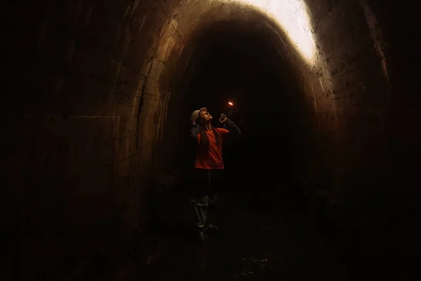 Una Giovane Scavatrice Con Una Torcia Esplora Tunnel — Foto Stock