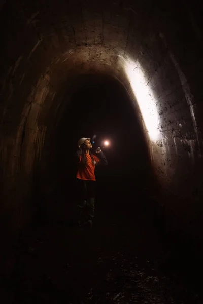 Una Joven Excavadora Con Una Linterna Explora Túnel —  Fotos de Stock