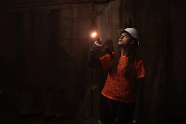 Elinde Fener Olan Genç Bir Kadın Kazıcı Tüneli Keşfediyor — Stok fotoğraf