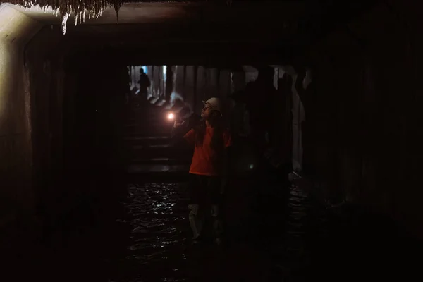 Una Joven Excavadora Con Una Linterna Explora Túnel — Foto de Stock