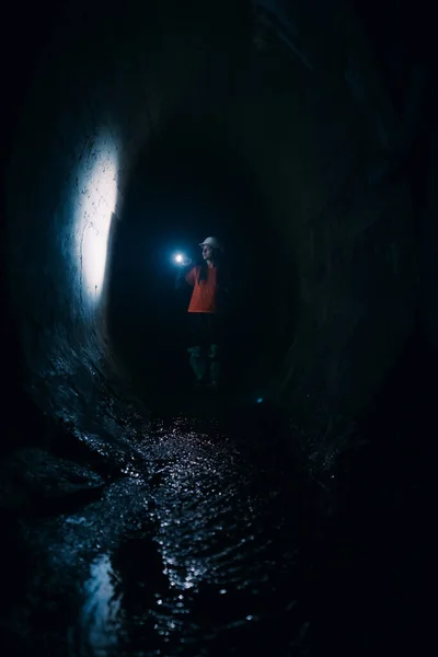 Young Female Digger Flashlight Explores Tunnel — Stock Photo, Image