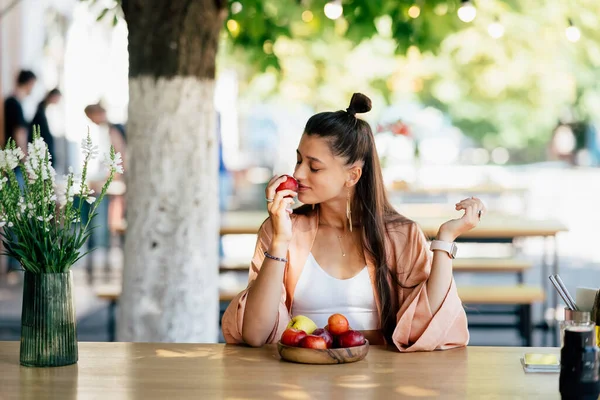 Gadis Muda Tersenyum Dan Wanita Hipster Duduk Kafe Beranda Jalan — Stok Foto
