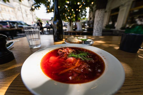 Vista Cerca Borscht Delicioso Agradable Plato Blanco Mesa —  Fotos de Stock