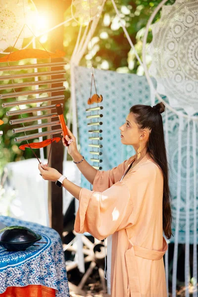 Uma Jovem Mulher Bonita Toca Instrumento Musical Jardim Sinos Tubulares — Fotografia de Stock