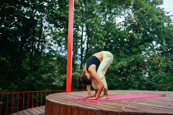 Young Woman Doing Yoga Yard Veranda — Stock Photo, Image