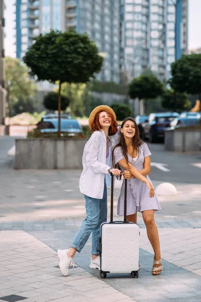 Deux Jeunes Femmes Avec Une Valise Posent Pour Caméra Dans — Photo