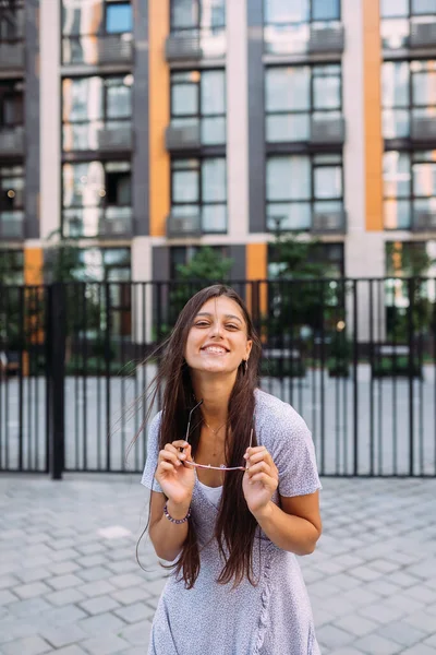 Heure Été Heureuse Fille Gaie Rit Sur Fond Grand Bâtiment — Photo