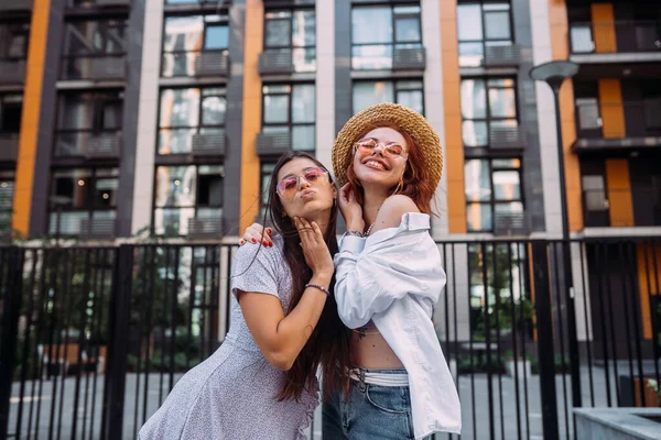 Due Belle Amiche Abbracciare Divertirsi — Foto Stock