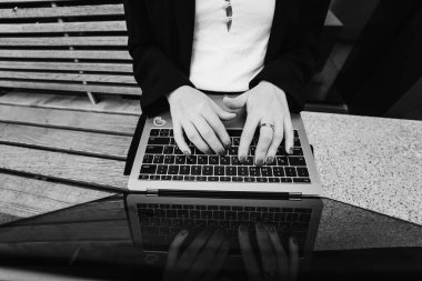 Dizüstü bilgisayarda yazı yazan, kafede çalışan kadınların görüntülerini kapat..