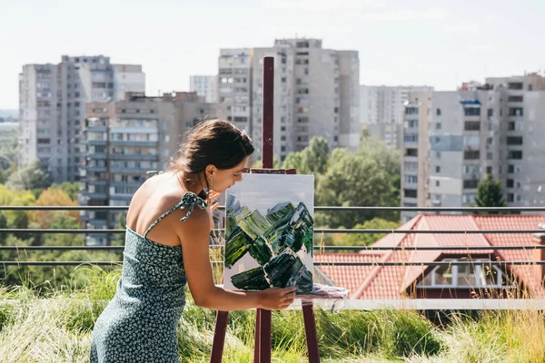 Mladý Krásný Umělec Maluje Obraz Pozadí Města — Stock fotografie