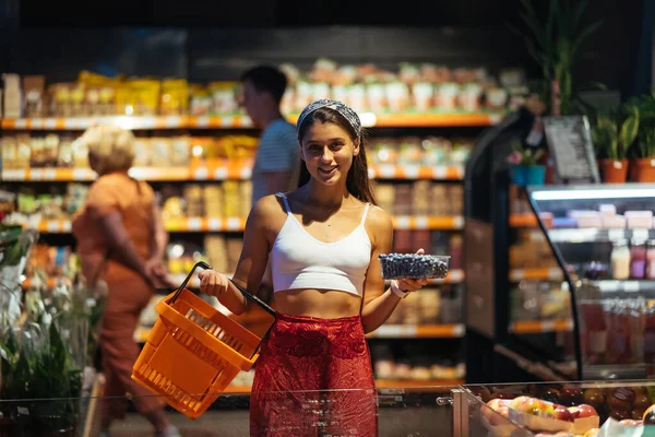 Mujer Hacer Compras Supermercado Elegir Arándanos Tienda — Foto de Stock