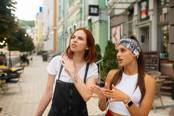Městě Procházejí Dvě Mladé Ženy — Stock fotografie