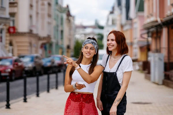 Duas Jovens Mulheres Estão Andando Cidade — Fotografia de Stock